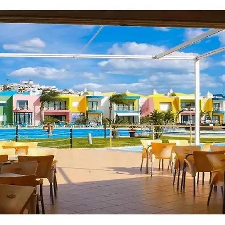 Luxury 2-bed With Huge Pool - *