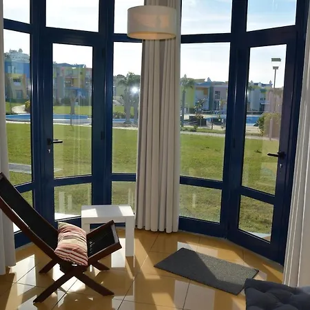 Luxury 2-bed With Huge Pool -